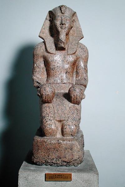 II. Amenhotep (Kr. e. 1427-1392) térdelő szobra boráldozattal, Thébából (Új Királyság), ie 1450-1425 körül (gránit) alkotó: Egyptian 18th Dynasty