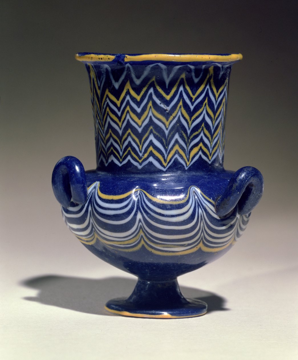 Krateriskos, Szakkarából, Új Királyságból (üveg) alkotó: Egyptian 18th Dynasty
