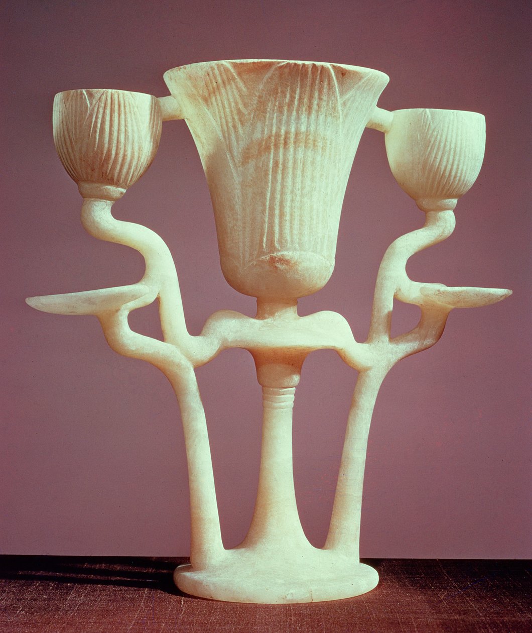 Három lótuszvirág formájú lámpa, Tutanhamon sírjából (Kr. e. 1370-52) Új Királyság (alabástrom) alkotó: Egyptian 18th Dynasty