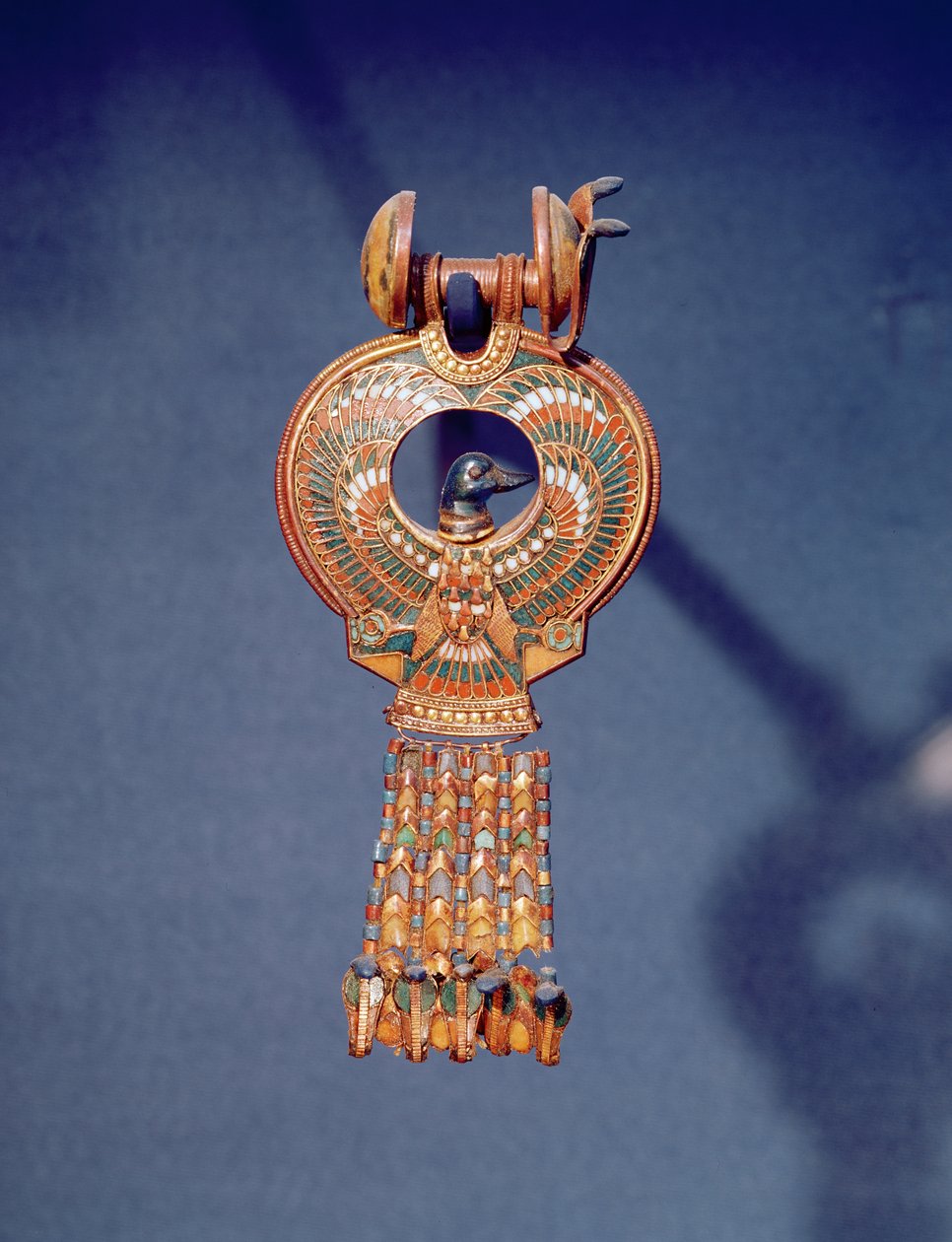 Bal fülbevaló egy pár fülbevaló kékmadárral, Tutanhamon sírjából, a Királyok Völgye, Théba, Kr.e. 1347-37 (arany és olvadt üveg) (344029) alkotó: Egyptian 18th Dynasty
