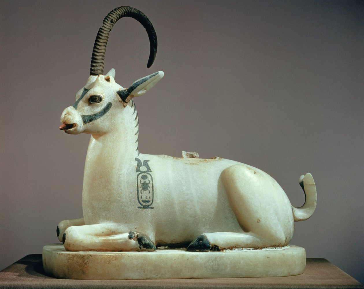 Egy kőszálú kecske formájú unguent tégely fedele, Tutanhamon sírjából (Kr. e. 1370-52) Új Királyság (alabástromra festve) alkotó: Egyptian 18th Dynasty