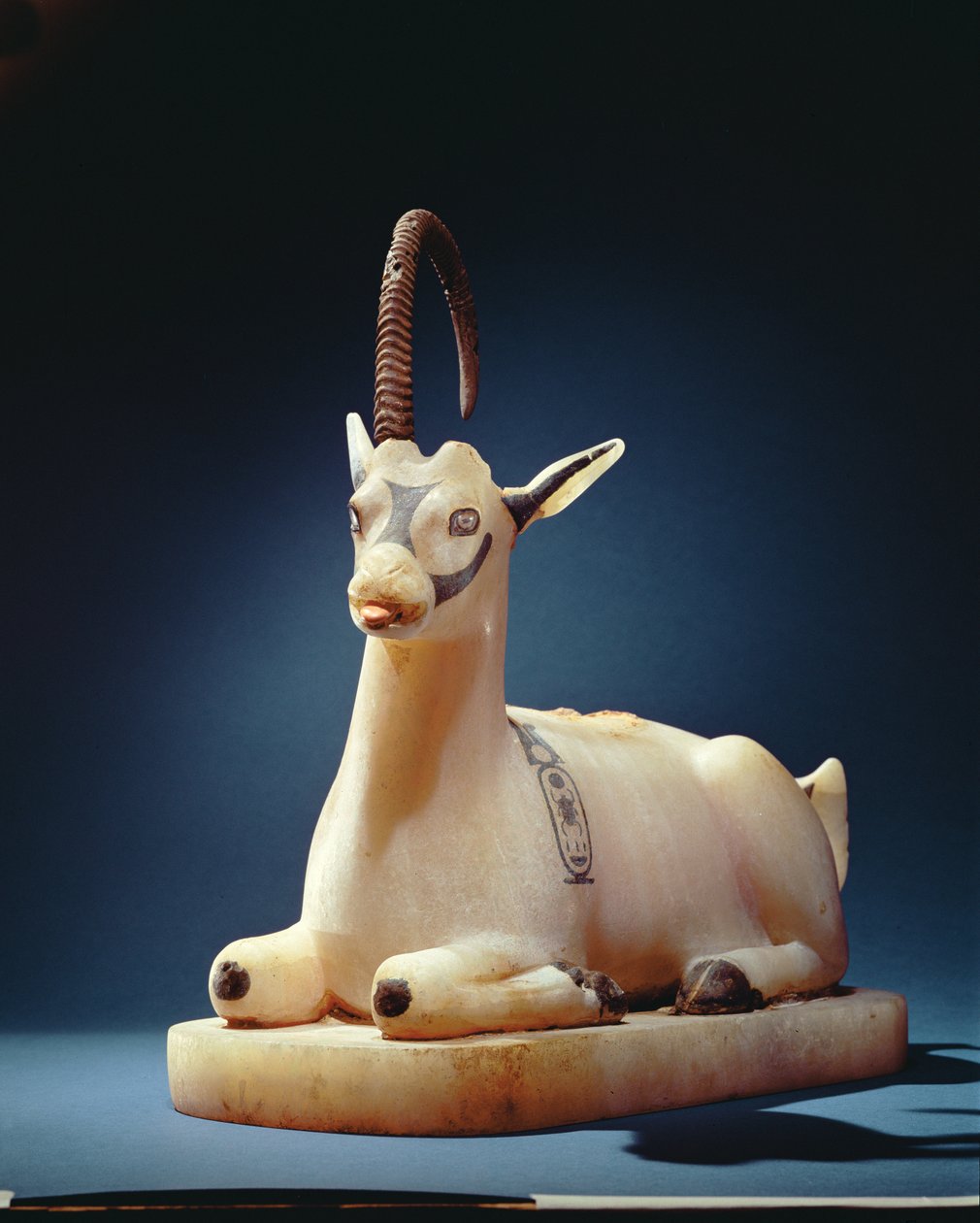 Egy kőszálú kecske formájú unguent tégely fedele Tutanhamon sírjából, Új Királyságból (alabástrom festve) (lásd még: 148195) alkotó: Egyptian 18th Dynasty