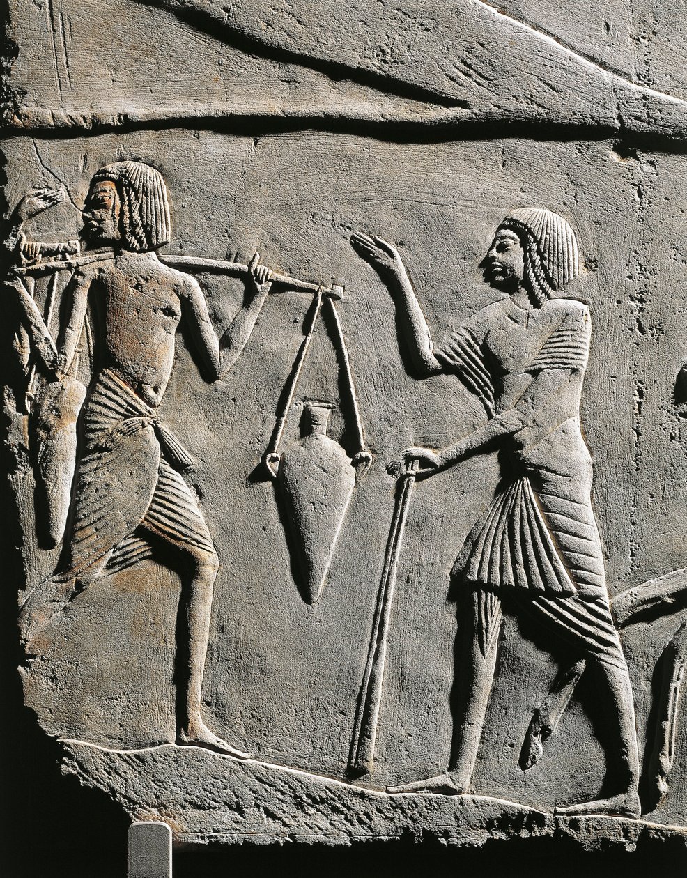 Élet egy katonai táborban: vízhordó, aki parancsot kap egy tisztjétől, dombormű Horemheb sírjánál Szakkarában. Részlet. alkotó: Egyptian 18th Dynasty