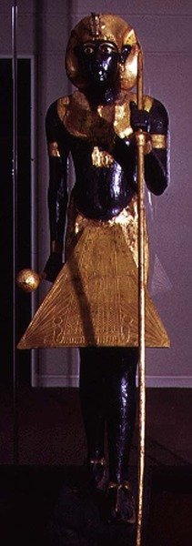 Tutanhamon életnagyságú szobra, Tutanhamon sírjából (Kr.e. 1370-1352 körül) Újbirodalom (fa és aranyozott bronz) (lásd 120789) alkotó: Egyptian 18th Dynasty