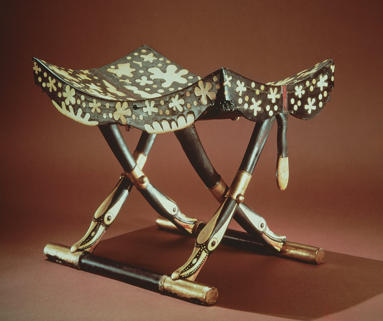 Összecsukható zsámoly minta, Tutanhamon sírjából, Új Királyságból (ébenfa elefántcsonttal kirakott) alkotó: Egyptian 18th Dynasty