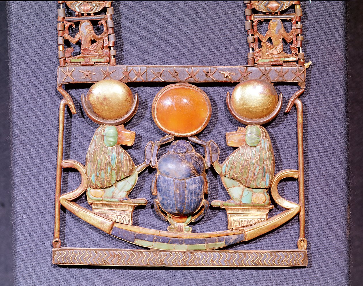 A Felkelő Nap nyaklánca, Tutanhamon sírjából (Kr. e. 1370-52) Új Királyság (arany, féldrágakövekkel kirakott) (153788. részlet) alkotó: Egyptian 18th Dynasty