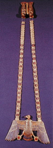 Nyaklánc keselyű medállal, Tutanhamon sírjából (Kr.e. 1370-1352) Új Királyság (lapis lazulival és corneliannal kirakott arany) (lásd még: 227982) alkotó: Egyptian 18th Dynasty