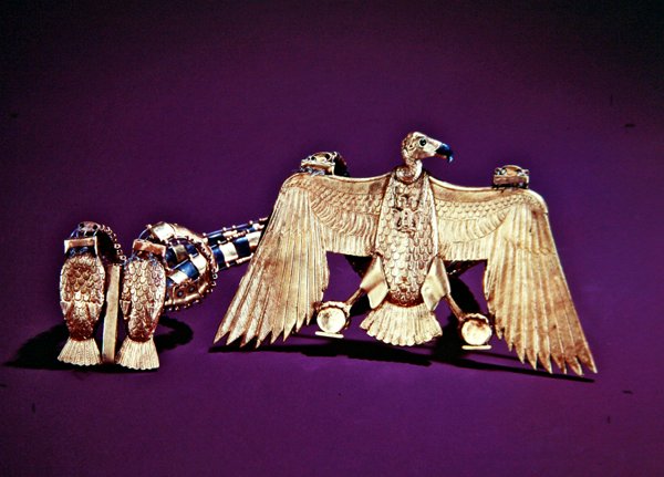 Nyaklánc keselyű medállal, Tutanhamon sírjából, Új Királyság (arany lapis lazulival és cornelian kirakással) (lásd még: 228214 és 324491) alkotó: Egyptian 18th Dynasty