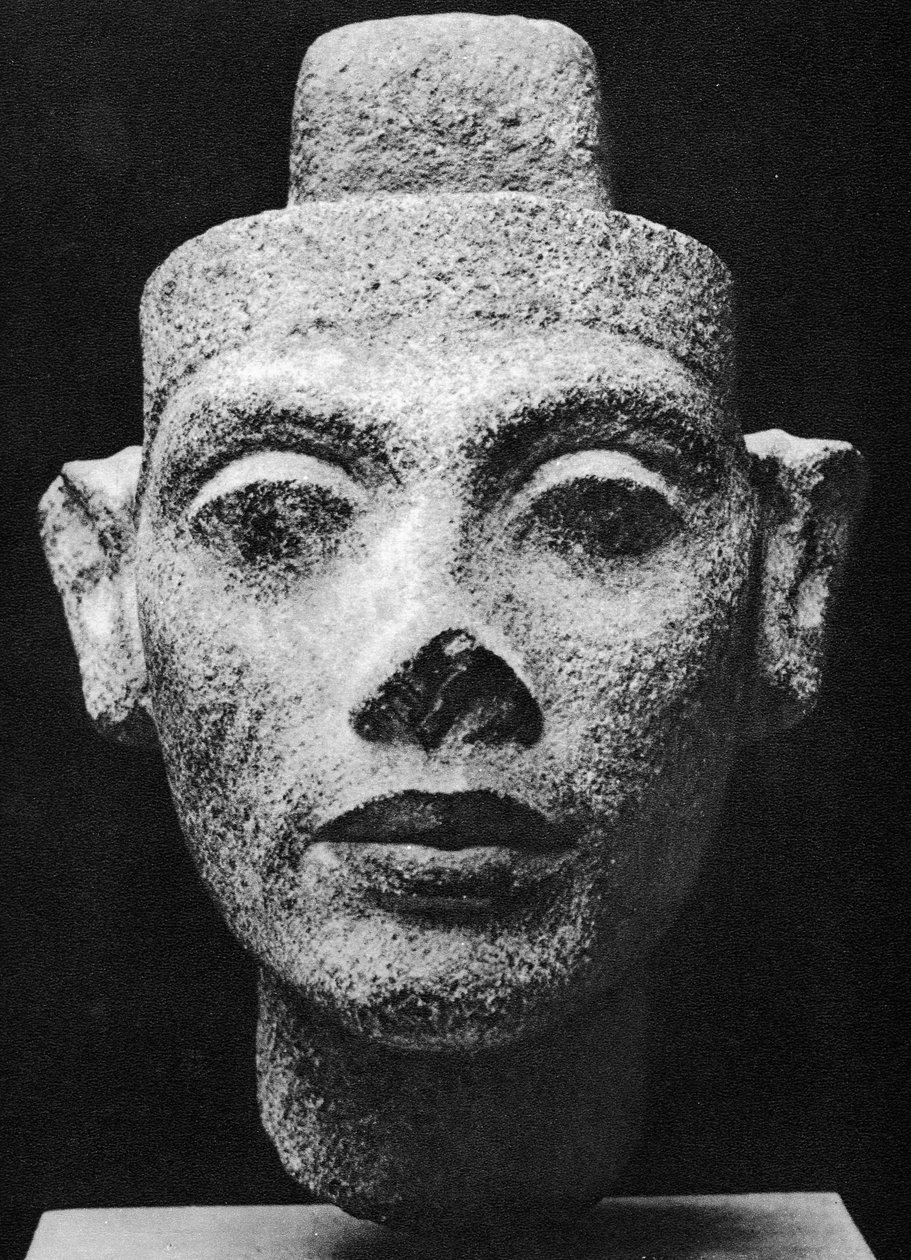 Nefertiti, Akenaton (Akhenaten), az eretnek fáraó királynéja. Kr.e. 14. század (szobor sötét gránit mellszobra) alkotó: Egyptian 18th Dynasty