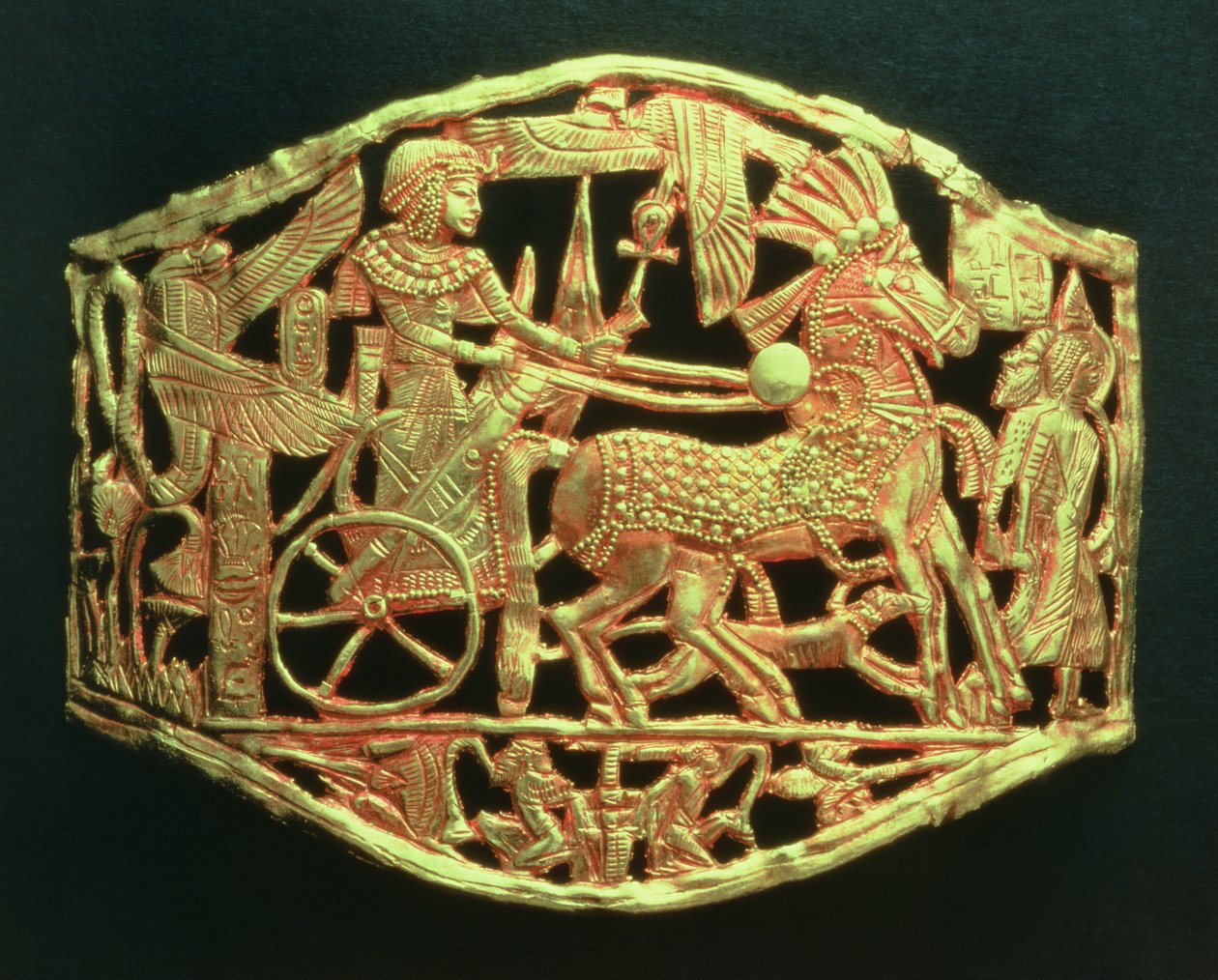 Áttört tábla vagy csat, amely a királyok diadalmas visszatérését mutatja be foglyokkal, Tutanhamon sírjából (Kr. e. 1370-52) Új Királyság (arany) (lásd még: 391017) alkotó: Egyptian 18th Dynasty