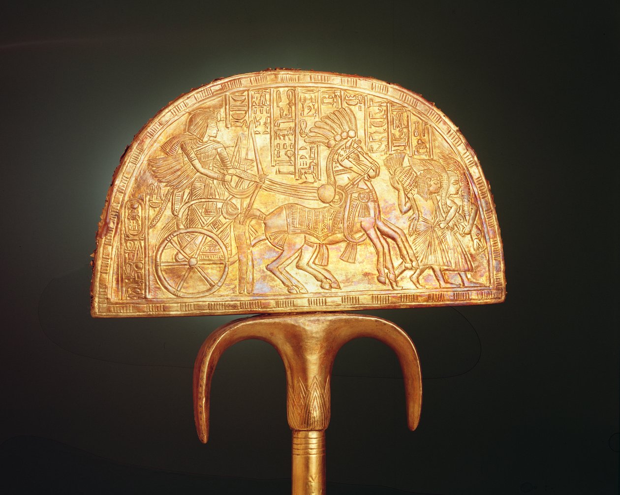 Strucctoll legyező, Tutanhamon sírjából, Új Királyságból (annyal borított fa) (324497 hátoldala) alkotó: Egyptian 18th Dynasty