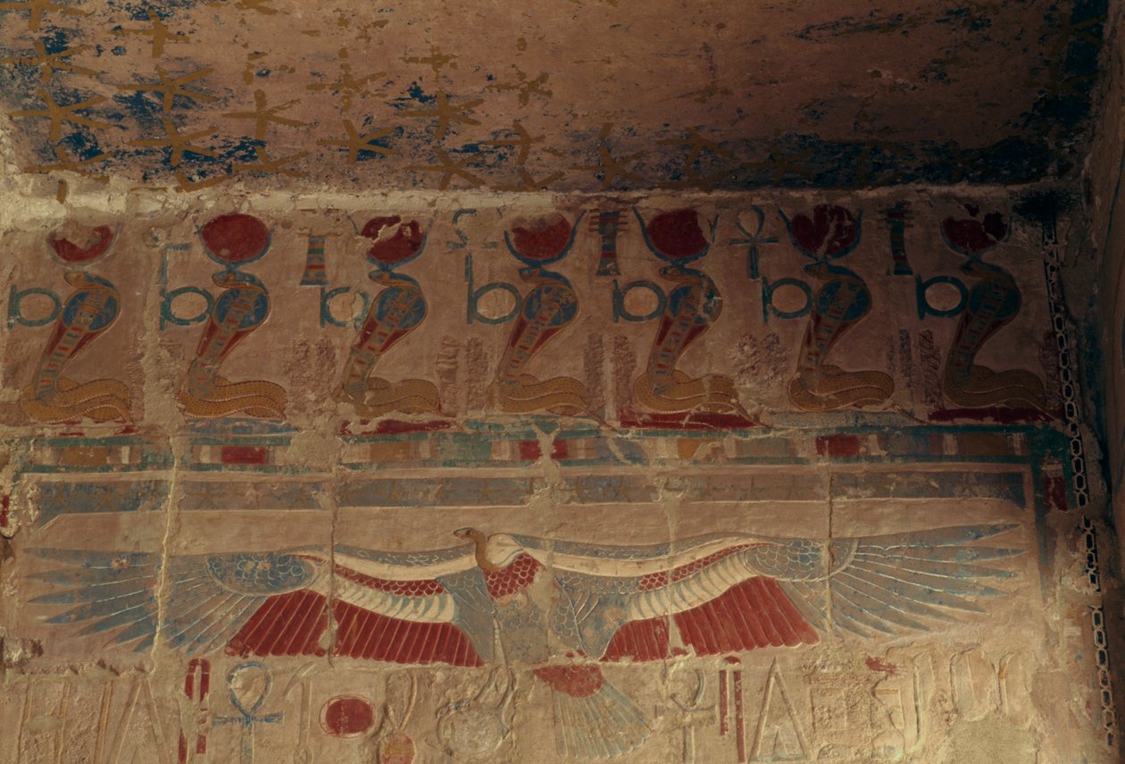 Festett fal napkoronggal, uraeusszal és keselyűvel Felső-Egyiptomból, Hatsepszut halotti temploma, Deir el-Bahari, thébai nekropolisz (UNESCO Világörökségi lista) alkotó: Egyptian 18th Dynasty