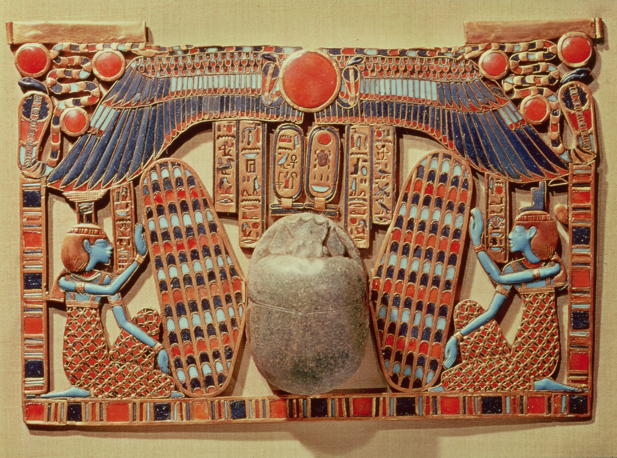 Ízisz és Nephthys által védett szárnyas szkarabeusz díszíti, Tutanhamon sírjából (Kr. e. 1370-52) Új Királyság (arany cloisonne és üvegpaszta) alkotó: Egyptian 18th Dynasty