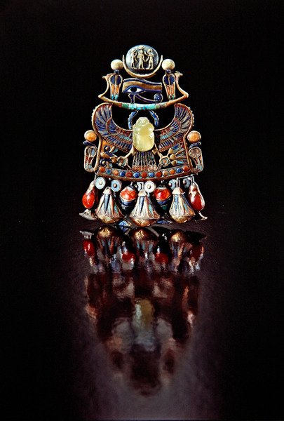 Mellkas madár-szkarabeusz, Tutanhamon sírjából, Új Királyság (arany cloisonne féldrágakövekkel és üvegpasztával díszítve) alkotó: Egyptian 18th Dynasty