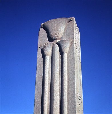 Stilizált lótuszvirágokkal díszített oszlop, az Amun Nagy Templom komplexumból, Újbirodalom (lásd még 59219) alkotó: Egyptian 18th Dynasty