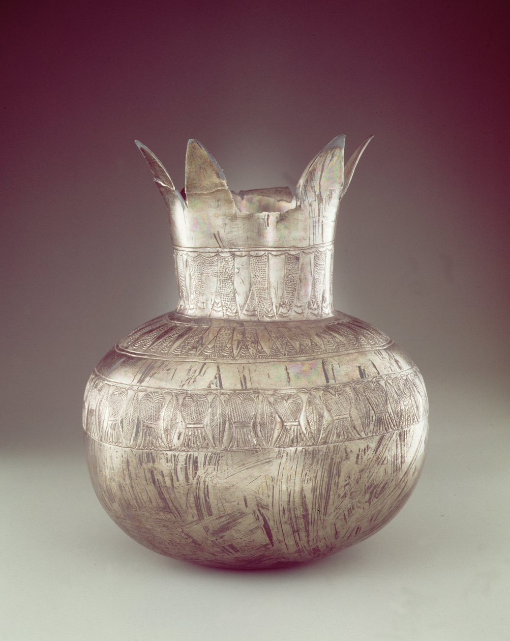 Gránátalma váza, Tutanhamon sírjából, Új Királyság (ezüst vagy elektrum) alkotó: Egyptian 18th Dynasty