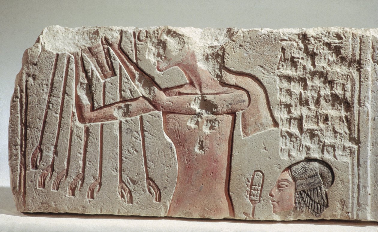 Dombormű, amely Akenhatent és lányának felajánlását ábrázolja az Atonnak, Új Királyság, ie 1352-1336 körül (mészkő) alkotó: Egyptian 18th Dynasty