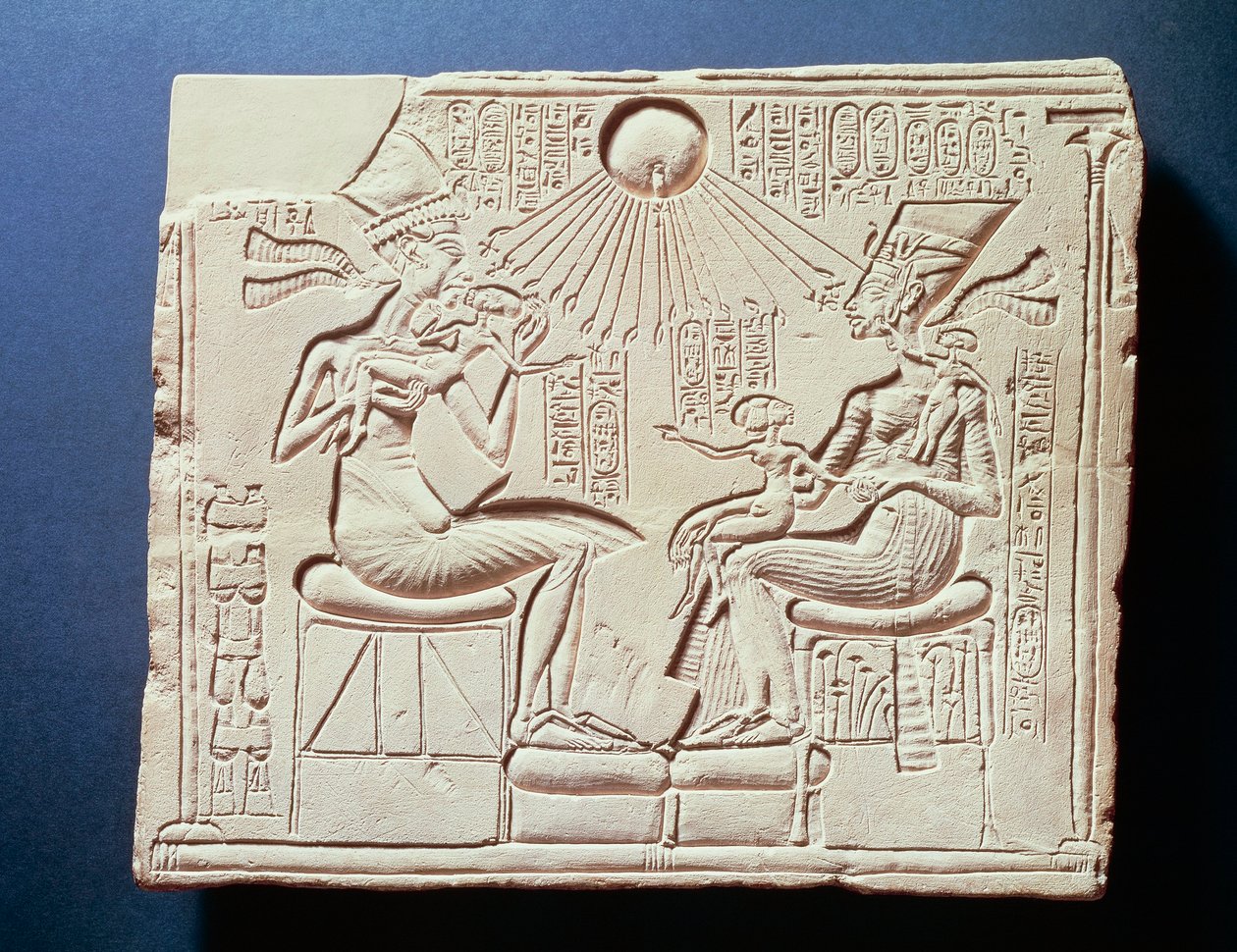 A dombormű IV. Amenhotep királyt (Akhenaten), feleségét, Nefertitit és gyermekeiket Aton napisten sugarai alatt ábrázolja, Tall al-Amarnah domborműve, Új Királyság, XVIII. dinasztia alkotó: Egyptian 18th Dynasty