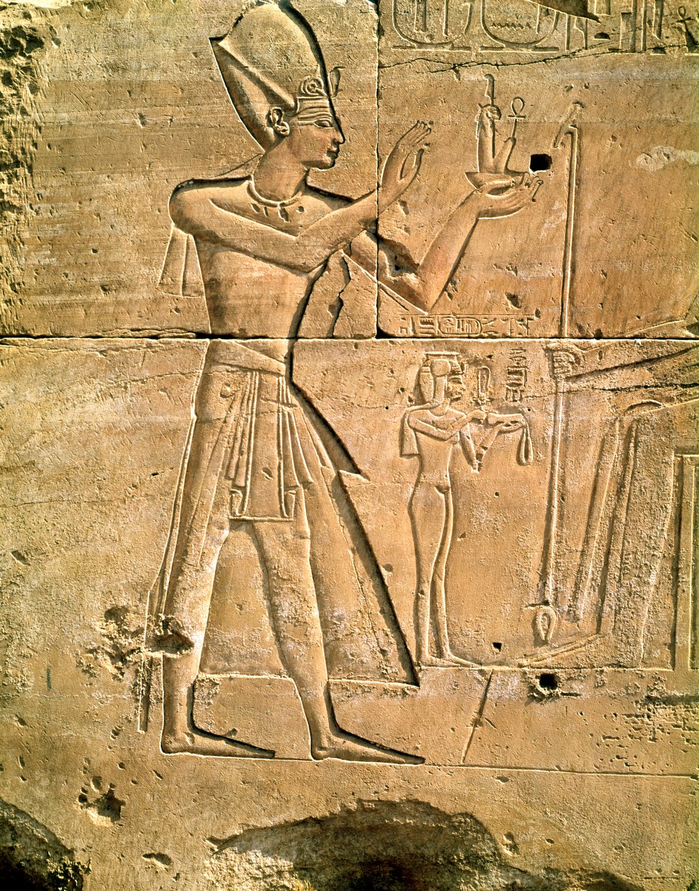 III. Tuthmosis (Kr. e. 1479-1425) ábrázoló dombormű, aki áldozatot mutat be egy ülő istennek, Új Királyság alkotó: Egyptian 18th Dynasty