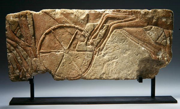 Dombormű, amely egy királyi körmenet egy részét mutatja, Újbirodalom, Amarna-korszak (Kr. e. 1353-37) (mészkő) alkotó: Egyptian 18th Dynasty