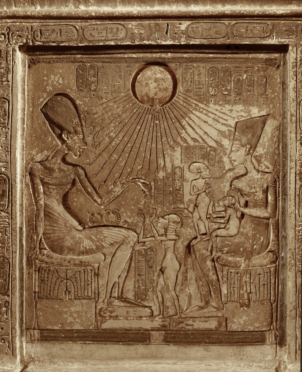 Királyi családi élet: Áhnaton, Nofertiti királynő és 3 lánya a nap felé permetezve (dombormű). alkotó: Egyptian 18th Dynasty