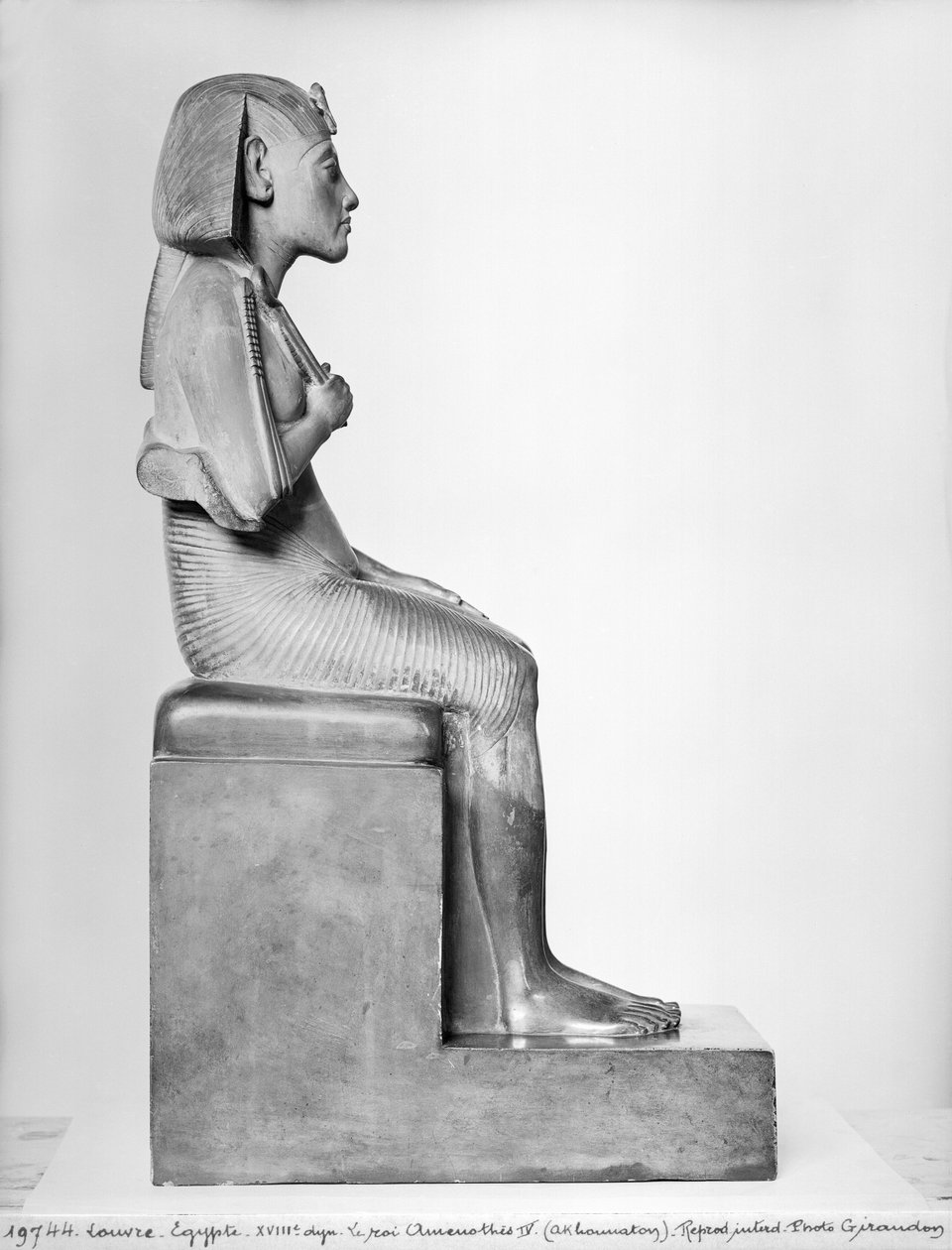 IV. Amenophis (Akhenaten) ülő szobra, Újbirodalom, ie 1375-1354 (steatit) alkotó: Egyptian 18th Dynasty