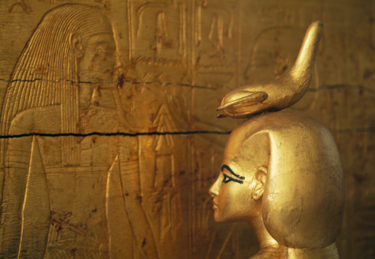 Szelkis vagy Serket szobra, amely a kanópikus üvegeket tartalmazó ládát védi, Tutanhamon kincstára alkotó: Egyptian 18th Dynasty