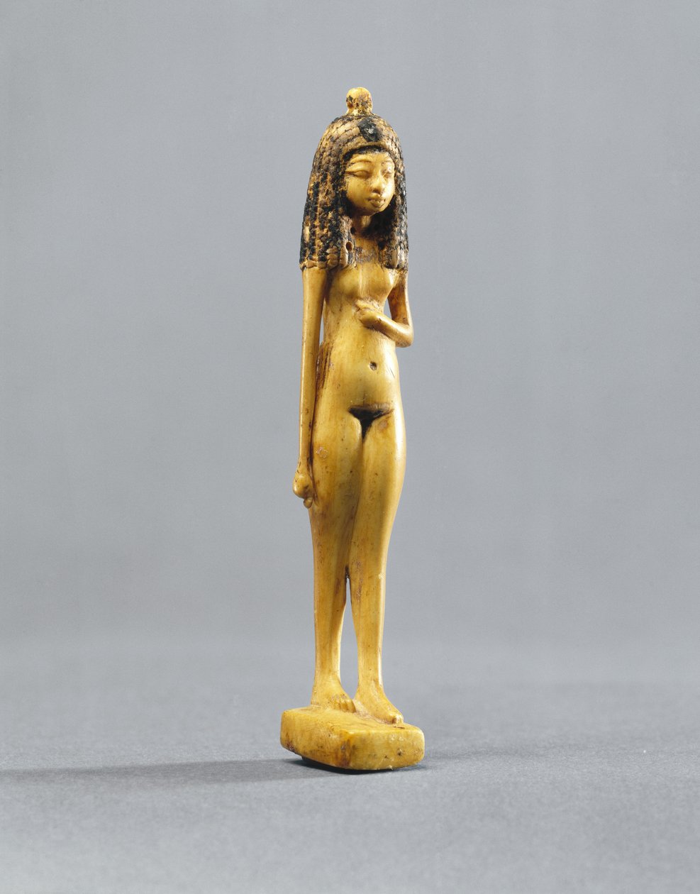 Egy meztelen lány szobra, Új Királyság, ie 1390-1353 (elefántcsontra festve) alkotó: Egyptian 18th Dynasty