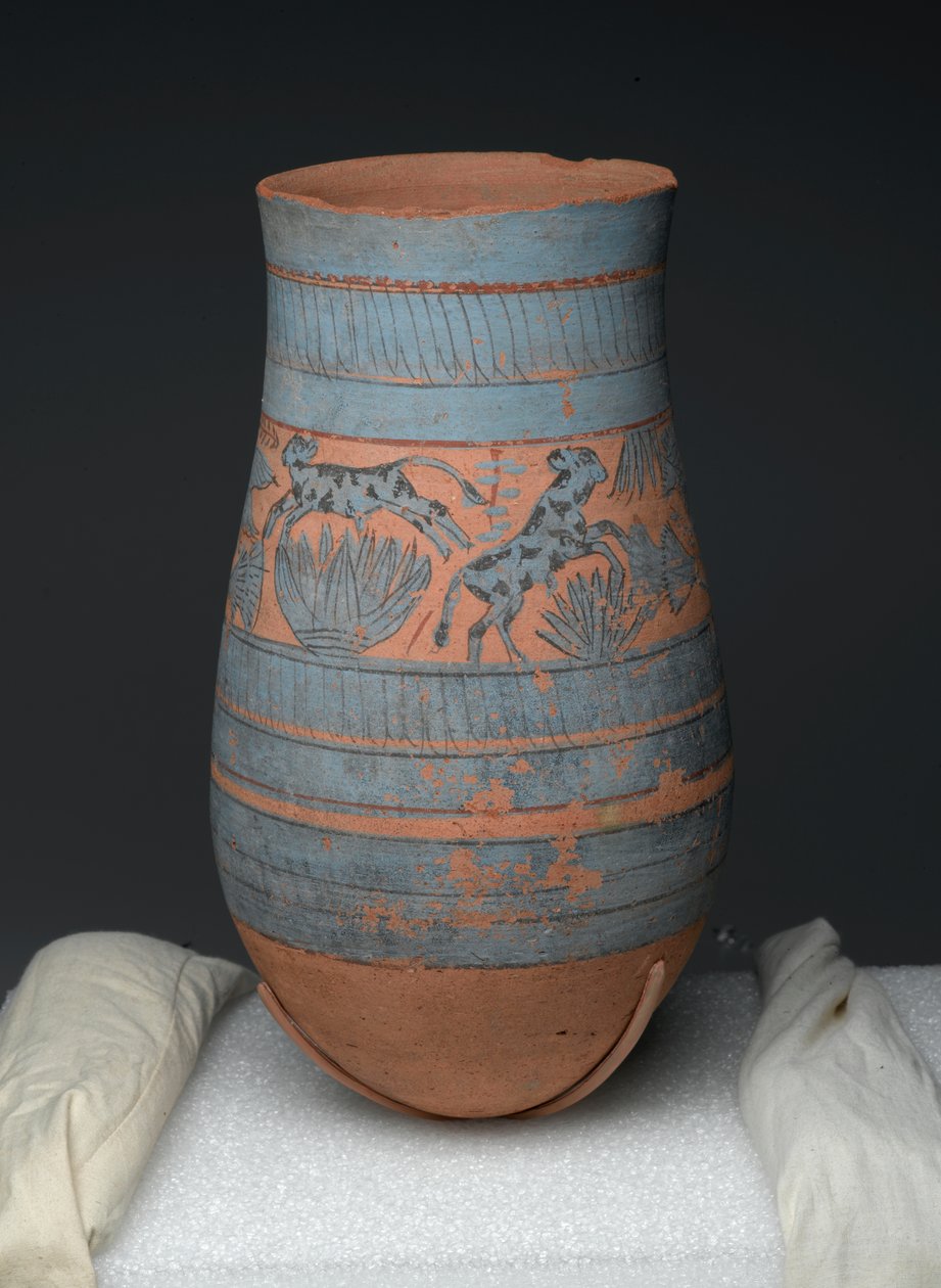 Könnycsepp alakú váza lányok, tehenek és mocsári növények festett mintájával, Új Királyság, ie 1390-1353 (festett terrakotta) alkotó: Egyptian 18th Dynasty