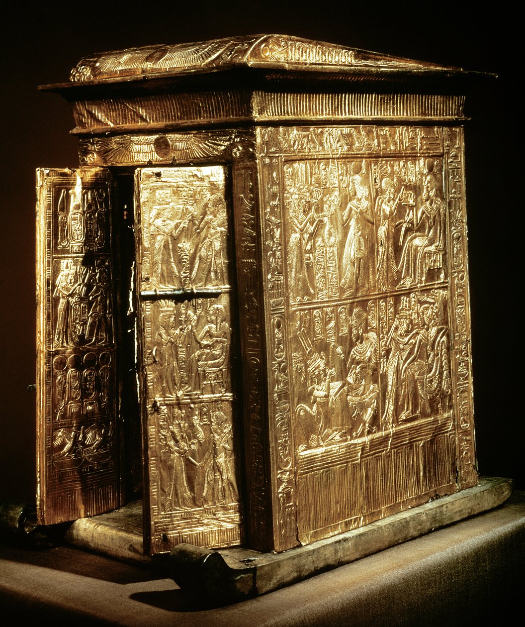 Tutankhamon aranyszentélye (Kr. e. 1370-52) Új Királyság (annyal bevont gessóval bevont fa) alkotó: Egyptian 18th Dynasty