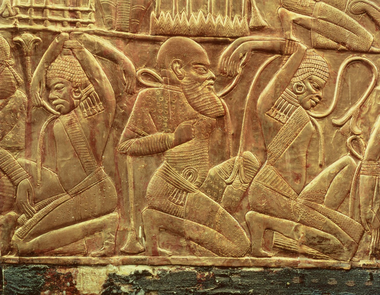 Egyiptom legyőzött és leigázott ellenségei, részlet a Tutanhamon sírjában talált egyik állami szekér belsejéből (Kr.e. 1370-52 körül) Újbirodalom, Kr.e. 1340 körül (stukkóval bevont, arannyal borított fa). alkotó: Egyptian 18th Dynasty