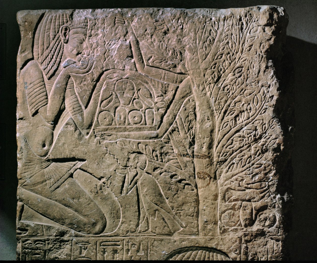 A fa-istennő ételt és italt kínál (megkönnyebbülés) alkotó: Egyptian 18th Dynasty