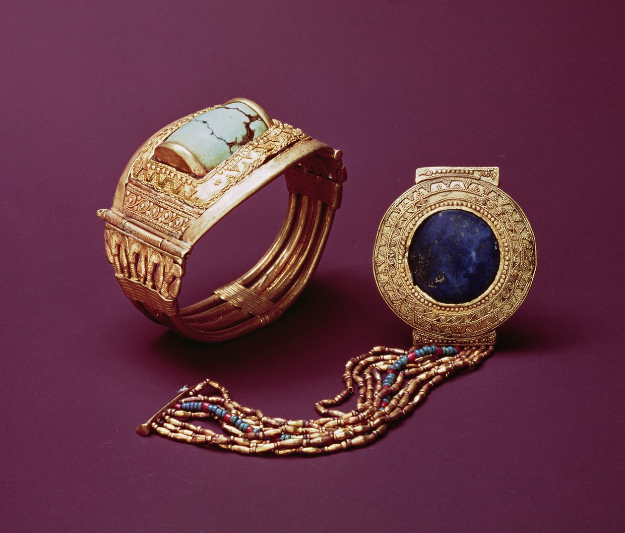 Két karkötő Tutanhamon sírjából (Kr.e. 1370-1352) Új Királyság (arany) alkotó: Egyptian 18th Dynasty