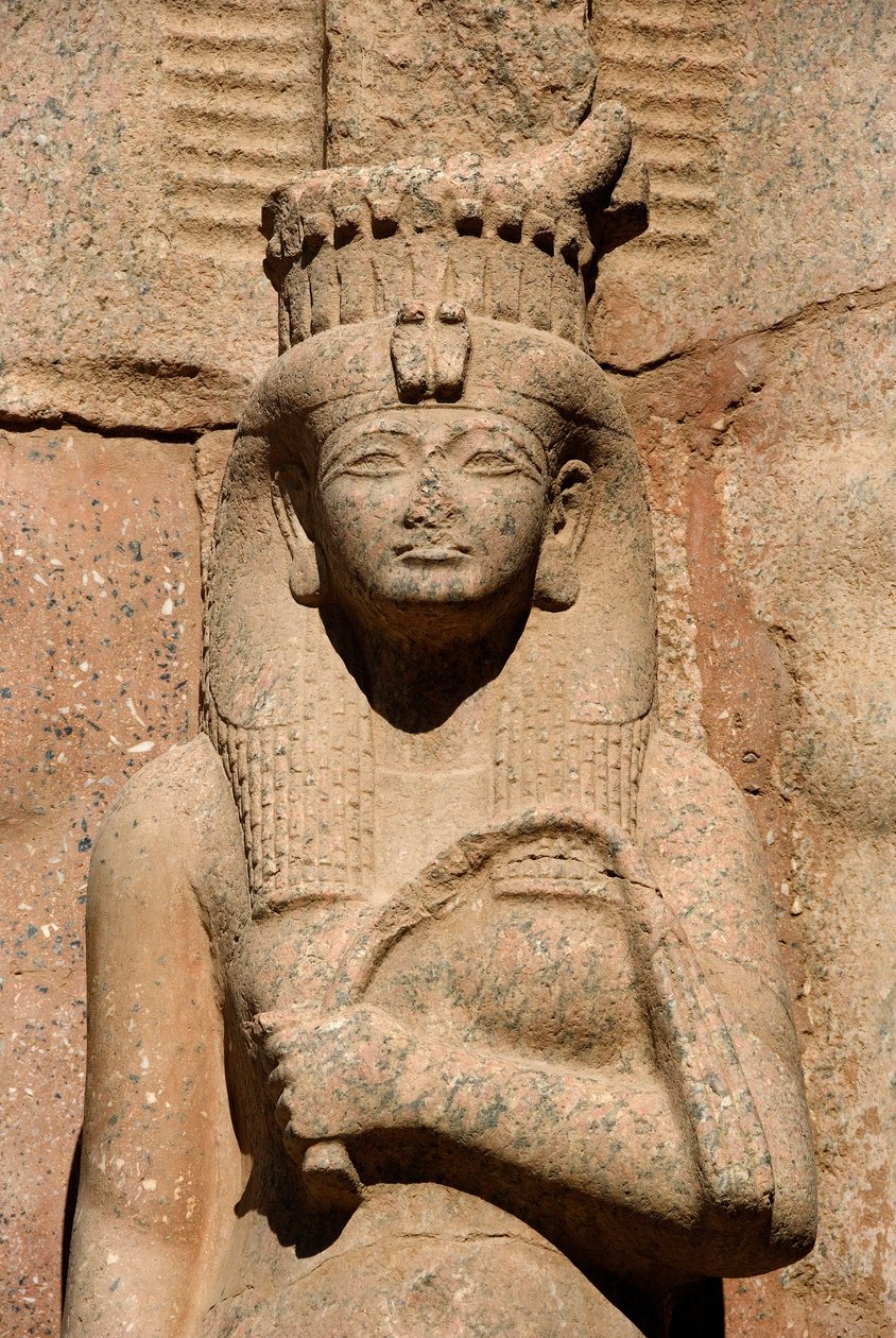 Az ókori egyiptomi művészet (UNESCO Világörökség): II. Ramszesz (Kr. e. 1298-1234) kolosszális szobrának lába a lányával és feleségével, Bentantával (vagy Bent Anath vagy Bent Anath). Egyiptom Karnak, a Nílus keleti partja alkotó: Egyptian 19th Dynasty