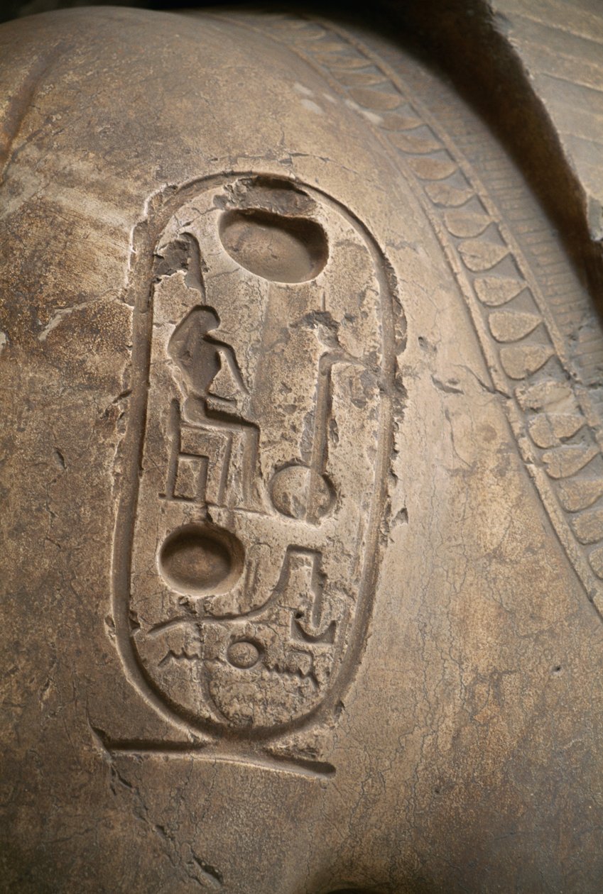 Kartuska a karon, metszet a II. Ramszesz kolosszusról, Memphisz (UNESCO Világörökségi lista). alkotó: Egyptian 19th Dynasty