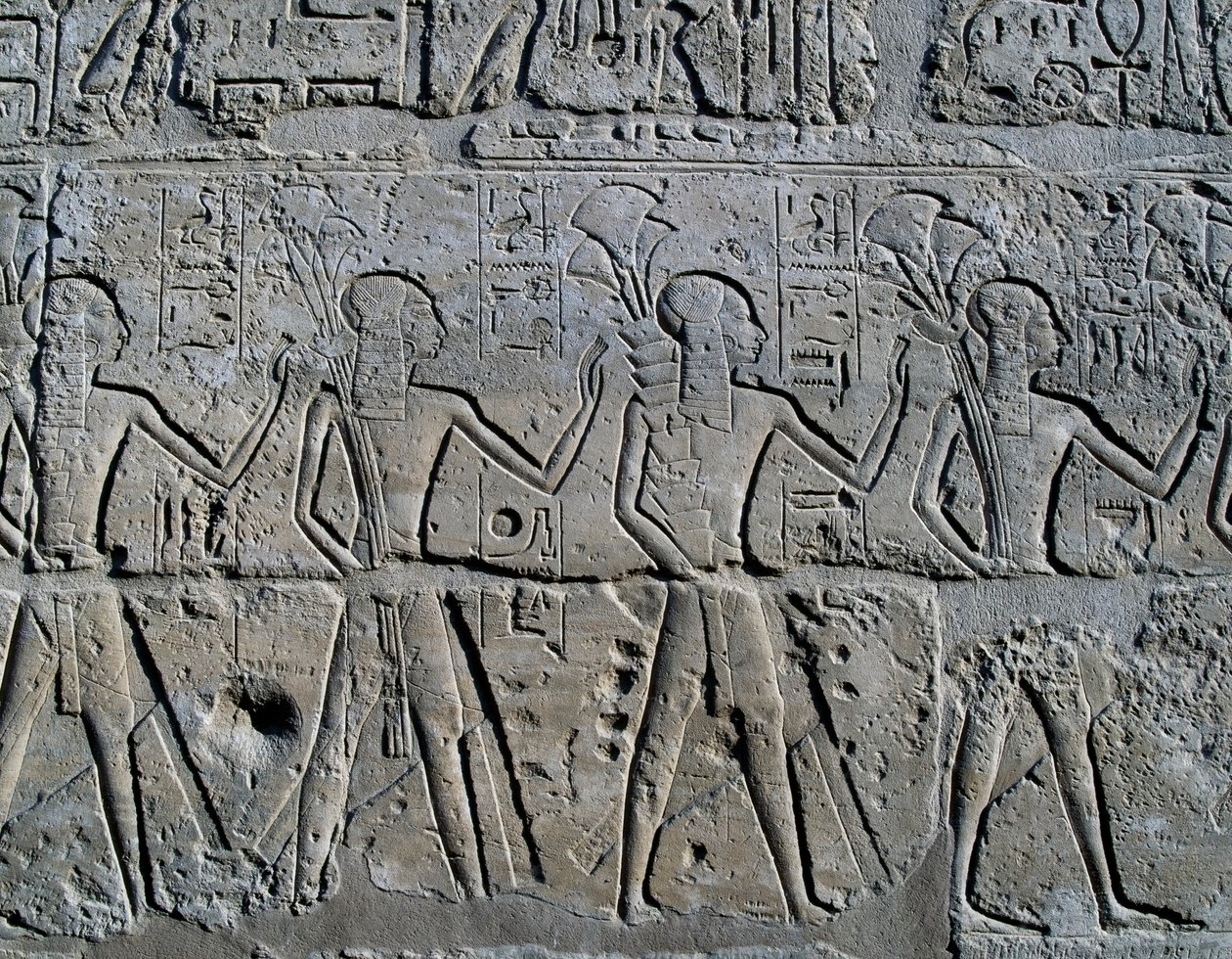A bányavidékeket szimbolizáló figurák, akik az istennek hódolnak, dombormű, Ramesses II udvara, Amun templom (UNESCO Világörökségi lista). alkotó: Egyptian 19th Dynasty