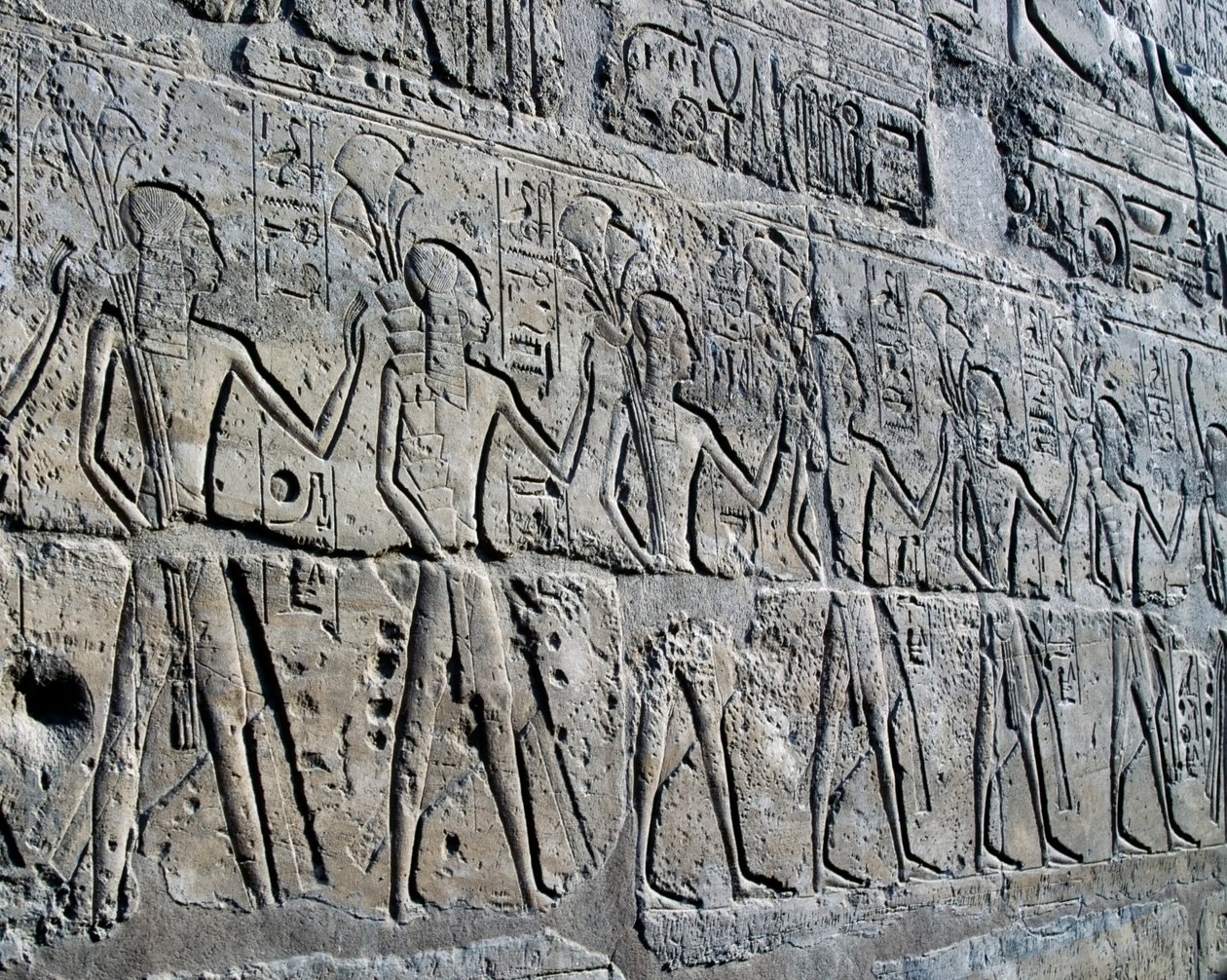 A bányavidékeket szimbolizáló figurák, akik az istennek hódolnak, dombormű, Ramesses II udvara, Amun templom (UNESCO Világörökségi lista). alkotó: Egyptian 19th Dynasty