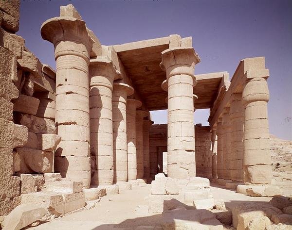 Oszlopok papirusztengellyel és lótuszkoszorúval a Nagy Hiposztílus-teremben, Újbirodalom alkotó: Egyptian 19th Dynasty