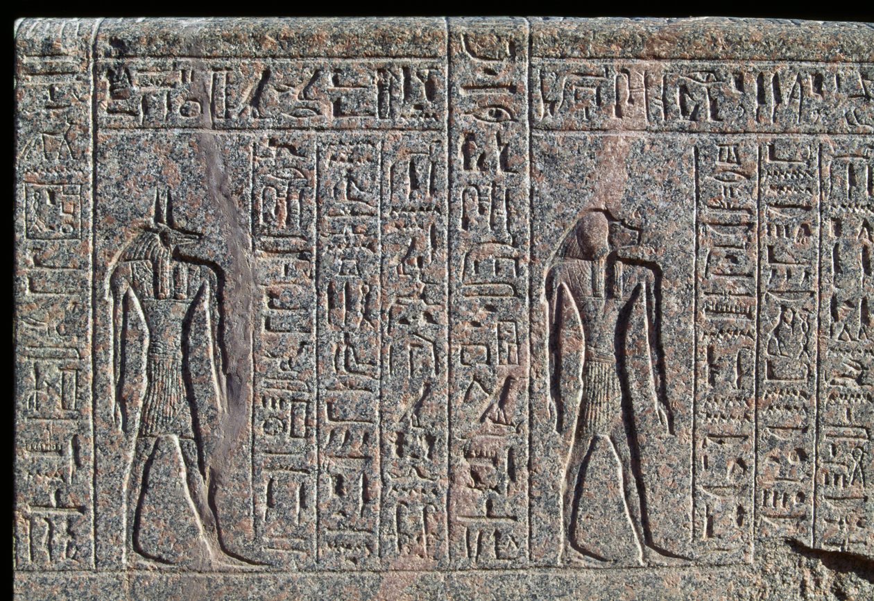 Anubisz ábrázolása, Anubisz és egy másik isten feliratának és domborművének részlete, Amenhotep szarkofágja, Memphisz, Egyiptom, Újbirodalom, XIX. dinasztia. alkotó: Egyptian 19th Dynasty