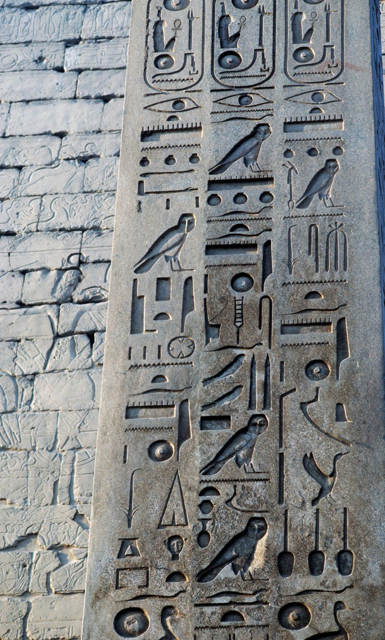 Részlet a rózsaszínű gránit obeliszkről, magassága 25 méter, megrendelője II. Ramszesz, Amon templom, Karnaki templomkomplexum, Luxor, Théba (UNESCO Világörökség). alkotó: Egyptian 19th Dynasty