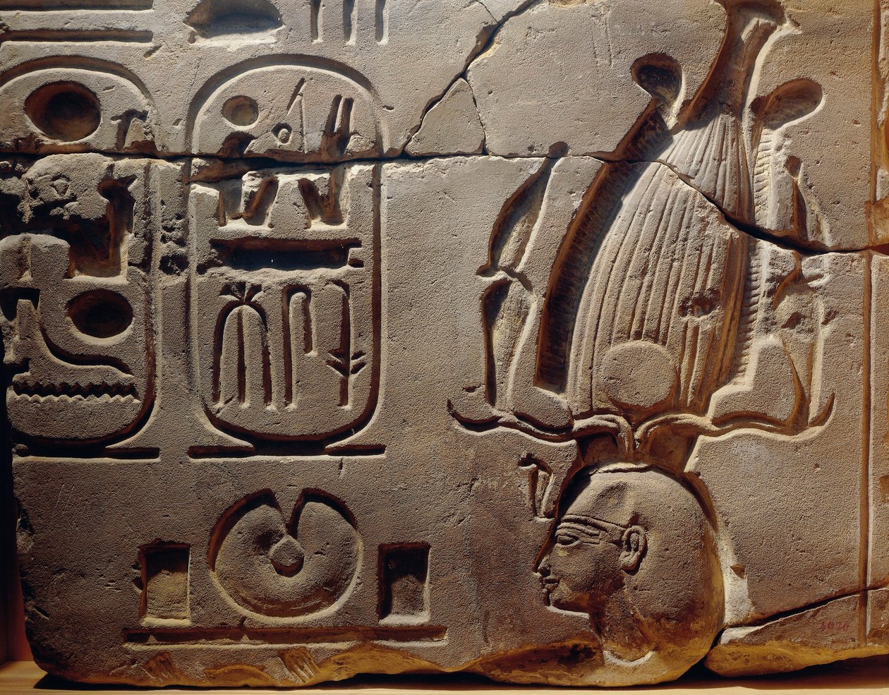 Egyiptom, Luxor, ókori Théba, Assasif-völgy, II. Ramszeszt ábrázoló domborműtöredék és kartusok alkotó: Egyptian 19th Dynasty