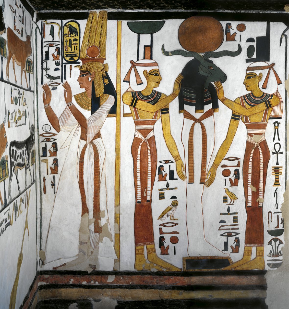 Egyiptom, Théba, Luxor, A Királynők Völgye, Nefertari sírja, az előszoba melléklete, Falfestmények, Királynő az isteni entitás előtt, aki Ozirist ábrázolja Raban nyugvó Ízisz és Nephthy istennők körében alkotó: Egyptian 19th Dynasty