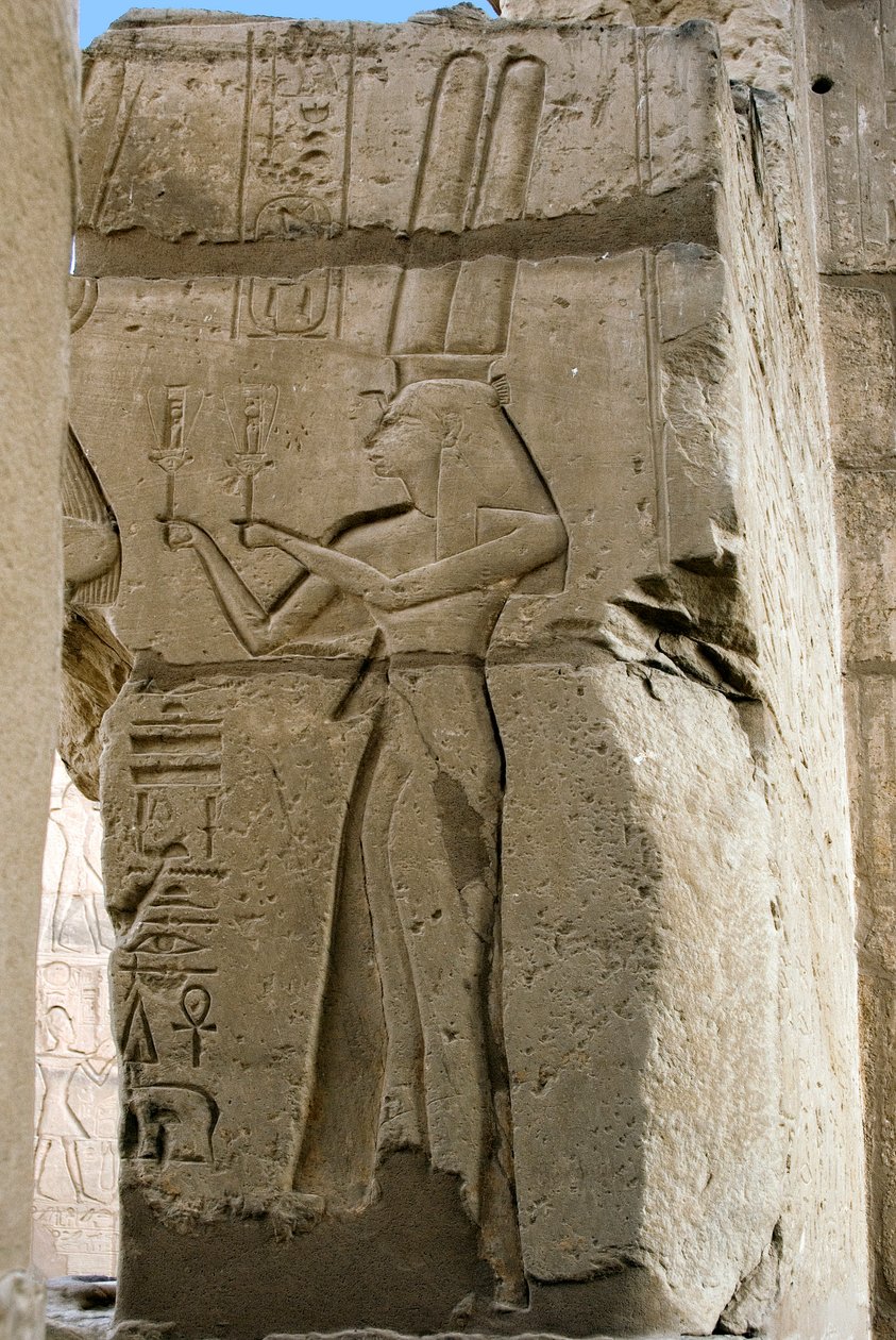 Egyiptomi antikvitás: Hathor istennőt ábrázoló domborművek részlete, aki nővéreket tart a kezében, II. Ramszesz fáraónak (Kr.e. 1279-1213) szentelt temetési templom, a Ramasseum (Ramesseum) helye Luxorban, Egyiptomban. alkotó: Egyptian 19th Dynasty