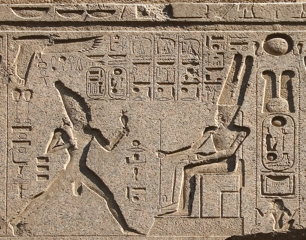 Egyiptomi antikvitás: részlet a boltívről, amely II. Ramszesz fáraó ábrázolását díszíti, Amon isten és hieroglifák tiszteletére, II. Ramszesz fáraó (Kr. e. 1292-1186) temploma Luxorban. Keleti part (Théba), Egyiptom alkotó: Egyptian 19th Dynasty