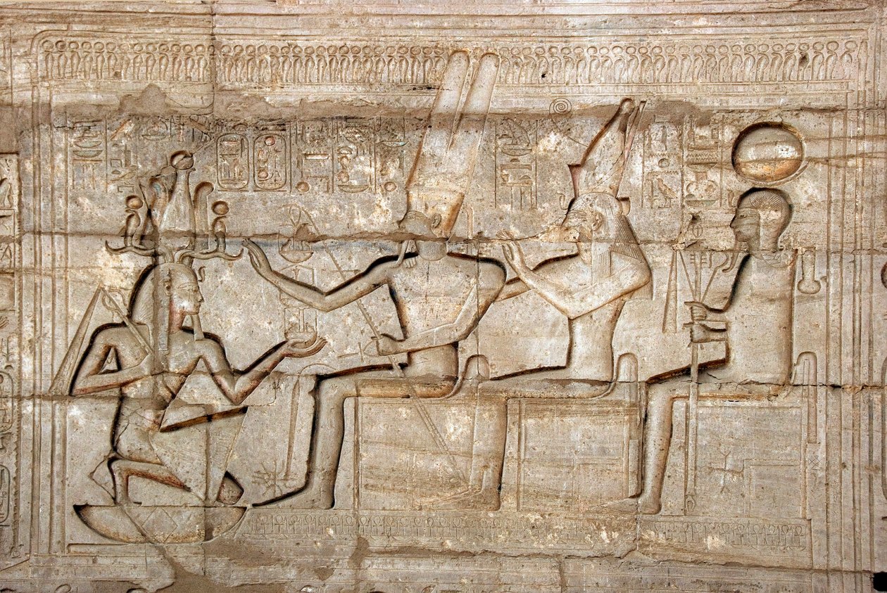 Egyiptomi ókor: II. Ramszesz fáraót ábrázoló dombormű a thébai triász istenségei, Amon, Mut és Khonsu előtt; II. Ramszesz fáraónak (Kr. e. 1279-1213) szentelt temetési templom, a Ramasseum (Ramesseum) helye Luxorban, Egyiptomban. alkotó: Egyptian 19th Dynasty