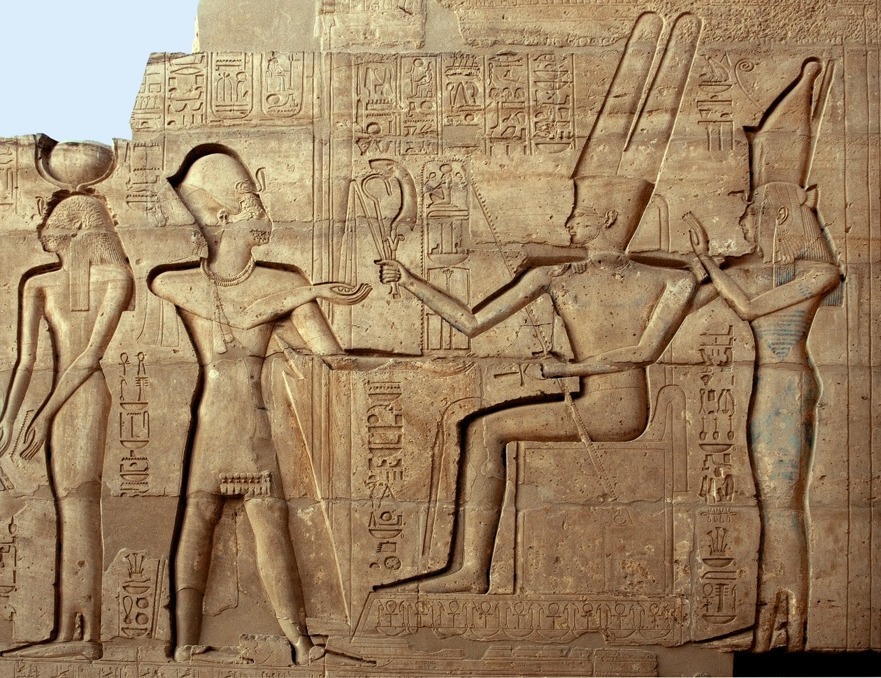 Egyiptomi antikvitás: II. Ramszesz fáraót ábrázoló dombormű a thébai triász két istensége, Amon és Mut előtt; II. Ramszesz fáraónak (Kr. e. 1279-1213) szentelt temetési templom, a Ramasseum (Ramesseum) helye Luxorban, Egyiptomban. alkotó: Egyptian 19th Dynasty