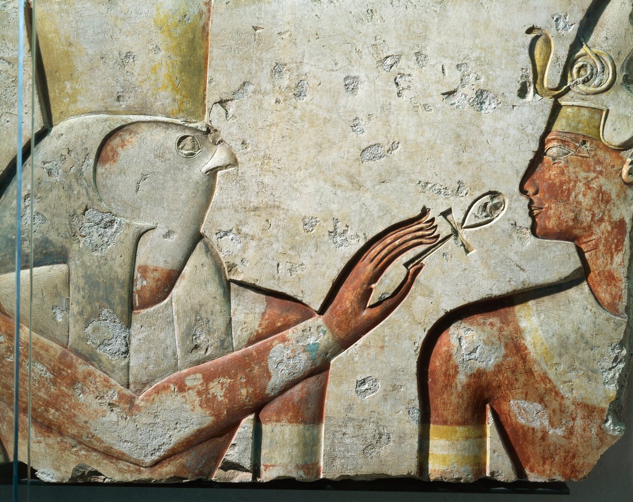 Hórusz sólyomisten és II. Ramszesz a szájnyitás szertartása közben, bazrelief, az abüdoszi fáraó által épített kis templomból. alkotó: Egyptian 19th Dynasty