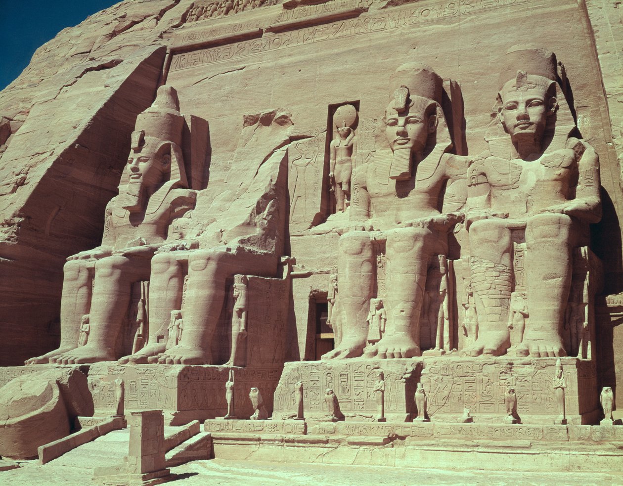 A király négy kolosszális alakja II. Ramszesz templomából, az Újbirodalomból, ie 1279-1213 körül alkotó: Egyptian 19th Dynasty