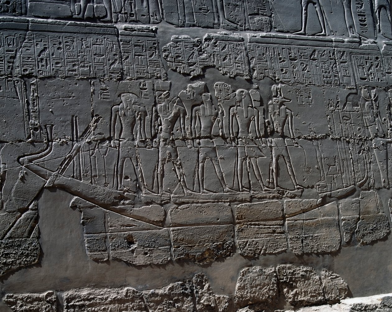 Temetkezési csónak, részlet az isteneknek szánt áldozati jelenetekből, dombormű, a Nagy Hiposztílus-csarnok belső falai, karnaki templomkomplexum (Unesco Világörökségi Listája). alkotó: Egyptian 19th Dynasty