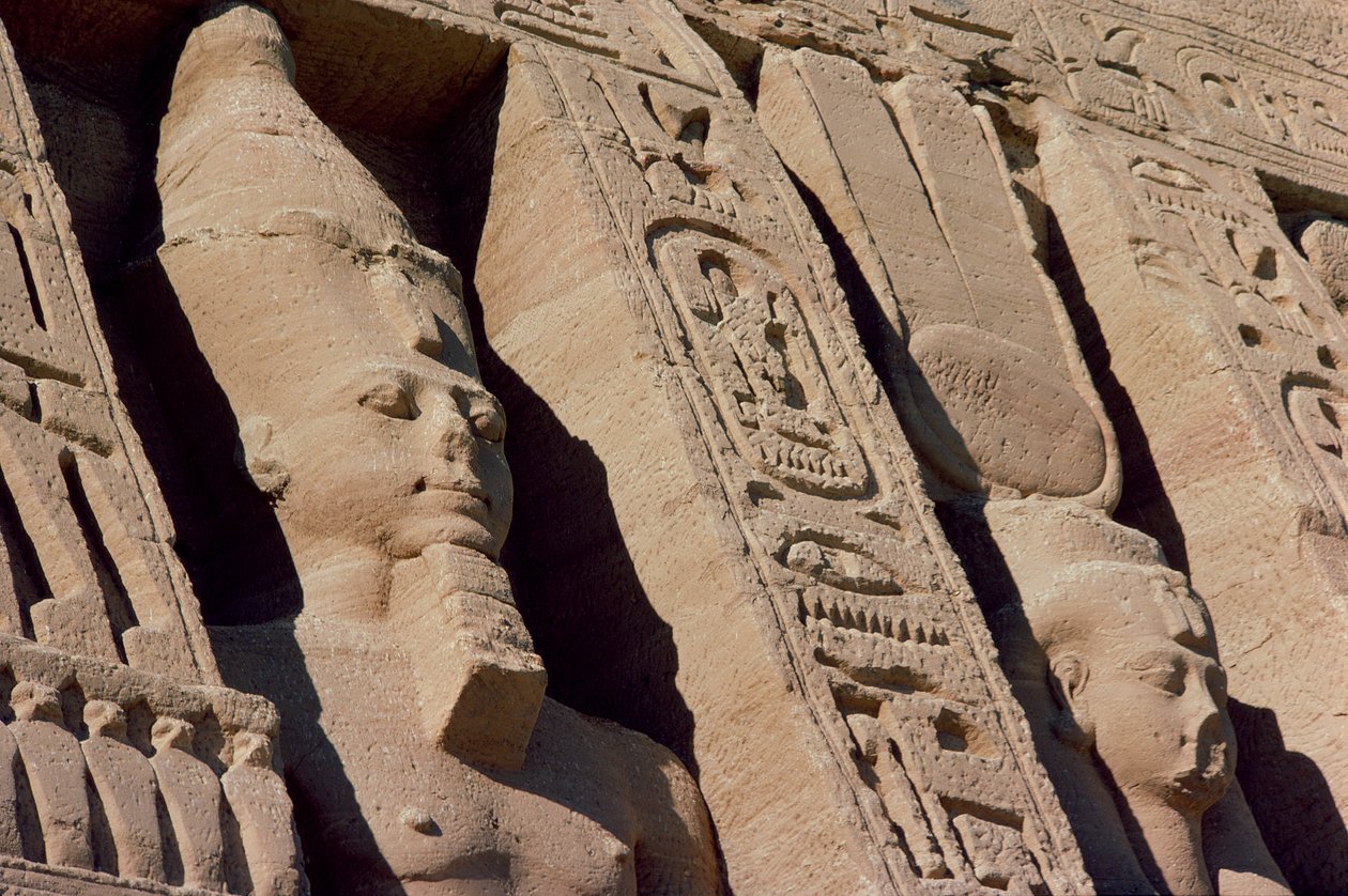 II. Ramszesz (1279-1213) és Hathor/Nefertari fejei Nefertari királynő templomának homlokzatán, Új Királyság, ie 1250 körül (fotó) (118459. részlet) alkotó: Egyptian 19th Dynasty